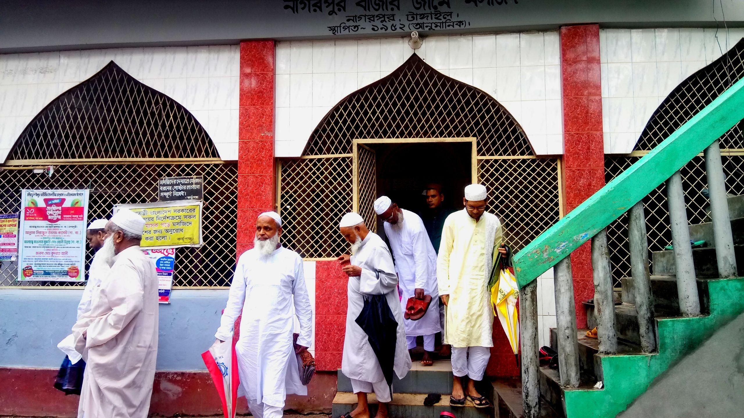 বৃষ্টি ভেজা সকালে যথাযোগ্য মর্যাদায় টাঙ্গাইলের নাগরপুরে ঈদুল ফিতর উদযাপন।