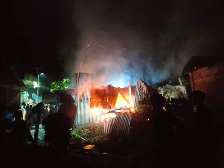নরসিংদীর হাসিমপুর বাজারে মধ্যরাতে আগুনে পুড়ল ৮টি দোকান, অর্ধকোটি টাকার ক্ষয়ক্ষতি
