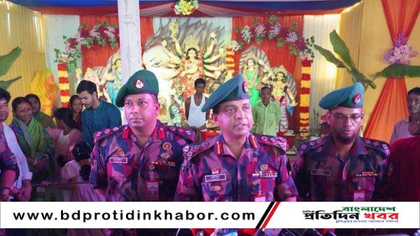 দুর্গাপূজা-২০২৬ উপলক্ষে ঘিলাতলী জগন্নাথ দেবের আখড়া পূজামণ্ডপ পরিদর্শন করছেন বিজিবি শ্রীমঙ্গল সেক্টরের সেক্টর কমান্ডার।